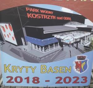 Pławiący w basenie
