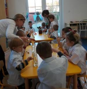 Mali badacze w mini laboratorium
