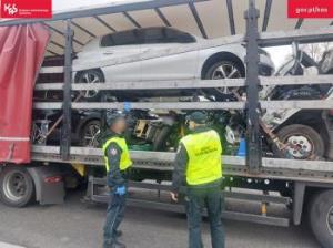 KAS zatrzymała w Świecku ciężarówkę z wrakami aut i motocykli
